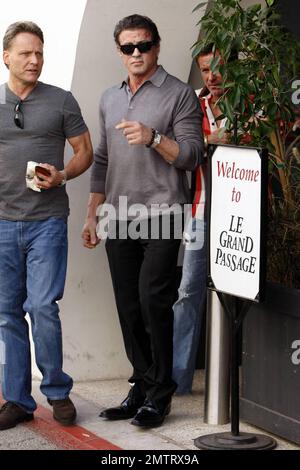 Sylvester Stallone entra nella sua corvette rossa dopo aver pranzato con gli amici al Cafe Roma di Beverly Hills, CA. 11/21/09. Foto Stock