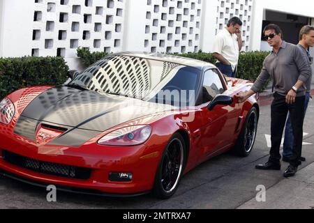 Sylvester Stallone entra nella sua corvette rossa dopo aver pranzato con gli amici al Cafe Roma di Beverly Hills, CA. 11/21/09. Foto Stock