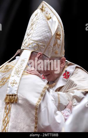 Città del Vaticano, Vaticano, 6 gennaio 2013. Papa Benedetto XVI nomina il suo segretario personale Georg Gaenswein come vescovo durante la Messa in Epifania Foto Stock