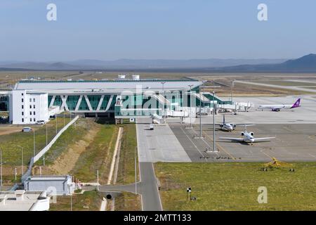 Nuovo terminal passeggeri dell'aeroporto internazionale di Ulaanbaatar. Nuovo aeroporto. Aeroporto di Ulaanbaatar in Mongolia chiamato Chinggis Khaan International Airport. Foto Stock