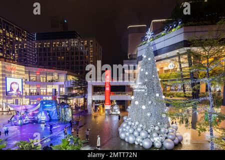 Taipei, DEC 29 2022 - Vista notturna della decorazione natalizia dell'area del quartiere di Xinyi Foto Stock