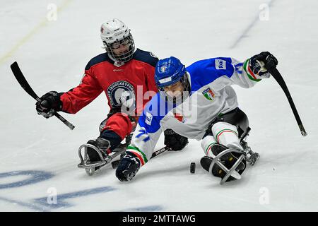 Italia, Torino 27 dicembre 2023 PalaTazzoli 10th Torneo Internazionale di Para Ice Hockey di Torino 2023 Semifinale : Italia vs Norvegia 2-3 91 Lyngroth Vitor Immanuel (Norvegia) 77 Andreoni Alessandro (ita) (Foto di Sayantan Chakraborty / Pacific Press) Foto Stock