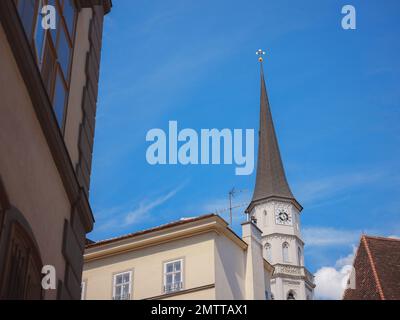 La vista della città vecchia di una delle città più belle d'Europa, Vienna. Estate viaggio nella capitale dell'Austria. dettagli delle facciate di bella vecchia Foto Stock