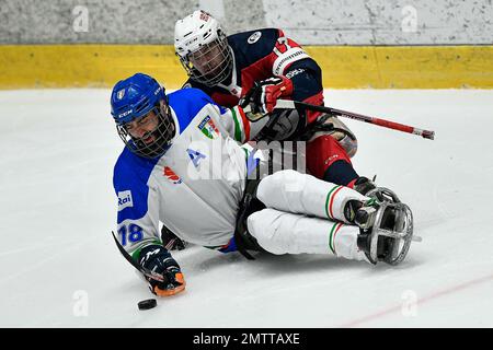 Italia, Torino 27 dicembre 2023 PalaTazzoli 10th Torneo Internazionale di Para Ice Hockey di Torino 2023 Semifinale : Italia vs Norvegia 2-3 18 Macrì Andrea (ita) 17 Solberg Andreas (Norvegia) (Foto di Sayantan Chakraorty / Pacific Press) Foto Stock