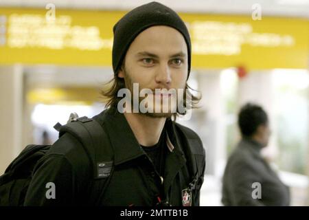 Taylor Kitsch, star delle "X-Men Origins: Wolverine" e delle "Friday Night Lights", arriva a LAX dopo un volo in città. Los Angeles, California. 4/24/09. Foto Stock