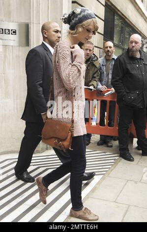 Durante la sua intensa visita a Londra, Taylor Swift indossa un maglione rosa, un cappello a maglia grigio e delle scarpe marrone molto blando mentre paga un'altra visita a sorpresa alla BBC radio 2. Londra, Regno Unito. 10/22/10. Foto Stock