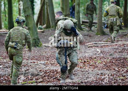 I membri delle forze armate australiane e i soldati ucraini durante l'addestramento sulla pianura di Salisbury nel Wiltshire, dove le forze armate australiane stanno sostenendo l'addestramento a guida britannica delle reclute ucraine. Data immagine: Mercoledì 1 febbraio 2023. Foto Stock