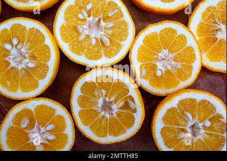 Preparare la marmellata d'arancia di siviglia a casa. Foto Stock