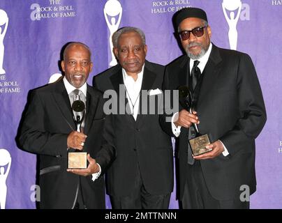 Il cantante Jerry Butler (C) si pone con gli induttori Leon Huff (L) e Kenneth Gamble (R) nella sala stampa della 2008 Rock N' Roll Hall of Fame Induction Ceremony al Waldorf Astoria Hotel di New York, 3/10/08. Foto Stock