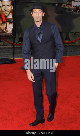 Adrien Brody arriva in anteprima alla 'a-Team' tenutasi al Grauman's Chinese Theatre accompagnata da una novità militare. Il film d'azione e avventura, che vede protagonisti Liam Neeson e il nuovo hunk Hollywood Bradley Cooper, uscirà nei teatri il 11th giugno, dando il via alla stagione estiva dei Blockbuster. La scorsa estate Cooper ha recitato nella commedia "The Hangover", che è in corsa per il premio Best Movie ai MTV Movie Awards 2010. 'The A-Team' si basa su 1983-87 serie televisive americane con lo stesso nome. Los Angeles, California. 06/03/10. . Foto Stock