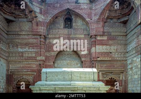 09 27 2009 interno della tomba storica di Iltutmish, Qutub Minar, Delhi, India Foto Stock