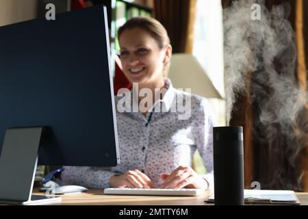 Ionizzatore d'aria sul tavolo di una donna, un primo piano Foto Stock