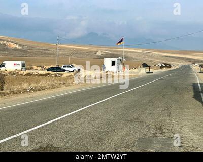 Gilles Bader / le Pictorium - il corridoio Latchine - 31/1/2023 - Armenia / Latchin / Latchin - il corridoio Latchine, l'unica strada che collega l'Armenia al Nagorno-Karabakh, è tagliato fuori, lasciando il Nagorno-Karabakh completamente senza sbocco sul mare e senza rifornimenti... Foto Stock