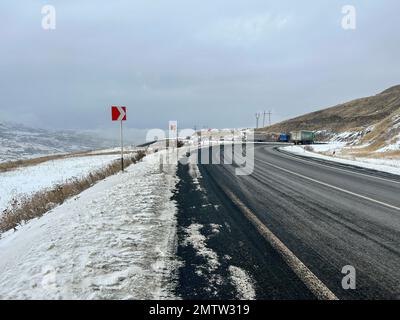 Gilles Bader / le Pictorium - il corridoio Latchine - 31/1/2023 - Armenia / Latchin / Latchin - il corridoio Latchine, l'unica strada che collega l'Armenia al Nagorno-Karabakh, è tagliato fuori, lasciando il Nagorno-Karabakh completamente senza sbocco sul mare e senza rifornimenti... Foto Stock