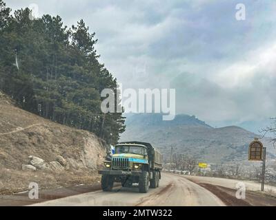 Gilles Bader / le Pictorium - il corridoio Latchine - 31/1/2023 - Armenia / Latchin / Latchin - il corridoio Latchine, l'unica strada che collega l'Armenia al Nagorno-Karabakh, è tagliato fuori, lasciando il Nagorno-Karabakh completamente senza sbocco sul mare e senza rifornimenti... Foto Stock