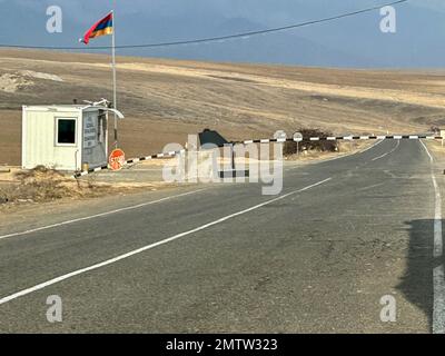 Gilles Bader / le Pictorium - il corridoio Latchine - 31/1/2023 - Armenia / Latchin / Latchin - il corridoio Latchine, l'unica strada che collega l'Armenia al Nagorno-Karabakh, è tagliato fuori, lasciando il Nagorno-Karabakh completamente senza sbocco sul mare e senza rifornimenti... Foto Stock