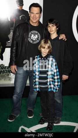 Patrick Warburton con i figli Gabriel (centro) e Shane (a destra) alla prima di Los Angeles del "The Green Hornet" al Grauman's Chinese Theatre di Hollywood, California. 1/10/11. Foto Stock