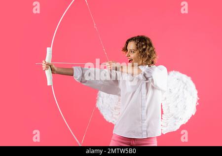 Cupido femmina tiro amore freccia con arco. Festa di San Valentino. Angel ragazza in ali bianche. Foto Stock