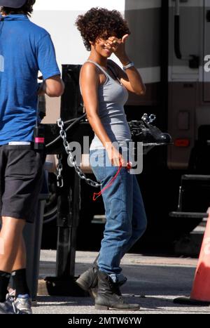 Halle Berry sul set del suo nuovo film, 'The Hive', a Los Angeles, CA. 17th luglio 2012. Foto Stock