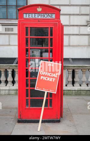 Londra, Regno Unito. 01st Feb, 2023. Un cartello 'Official Picket' si trova vicino a una cassetta telefonica del Dipartimento di digitale, Cultura, Media e Sport, vicino ai membri DEL PCS. I membri del PCS si uniscono su una linea di picket al di fuori del Dipartimento di digitale, Cultura, Media e Sport, prima di unirsi più tardi nel tuc marzo a Downing Street Credit: Imageplotter/Alamy Live News Foto Stock