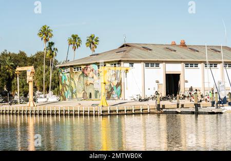 San Pietroburgo, Florida, negozio di riparazione barche con murale sul muro di St. Pete Pier nel centro di St Petersburg, Florida su un Beach Blvd Foto Stock