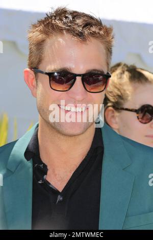 Robert Pattinson alla fotocellula “The Rover” durante il 67th° Festival annuale del Cinema di Cannes che si tiene al Palais des Festivals di Cannes. 18th maggio 2014. Foto Stock