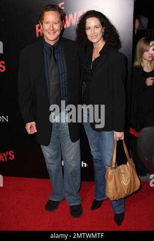 Giudice Reinhold e moglie Amy Miller camminano il tappeto rosso alla prima di 'The Runaways' all'ARCLIGHT Cinemas Cinerama Dome. Los Angeles, California. 03/11/10. . Foto Stock