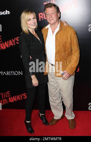 Tatum e Ryan o'Neal camminano sul tappeto rosso alla prima di 'The Runaways' all'ARCLIGHT Cinemas Cinerama Dome. Los Angeles, California. 03/11/10. . Foto Stock