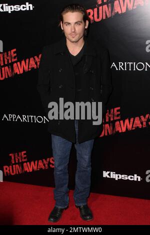 Kevin Zeger cammina sul tappeto rosso in occasione della prima di "The Runaways" all'ARCLIGHT Cinemas Cinerama Dome. Los Angeles, California. 03/11/10. . Foto Stock