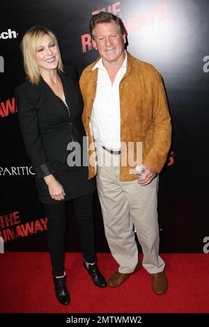Tatum e Ryan o'Neal camminano sul tappeto rosso alla prima di 'The Runaways' all'ARCLIGHT Cinemas Cinerama Dome. Los Angeles, California. 03/11/10. . Foto Stock