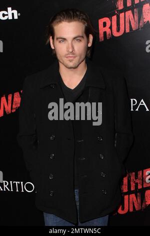 Kevin Zeger cammina sul tappeto rosso in occasione della prima di "The Runaways" all'ARCLIGHT Cinemas Cinerama Dome. Los Angeles, California. 03/11/10. . Foto Stock