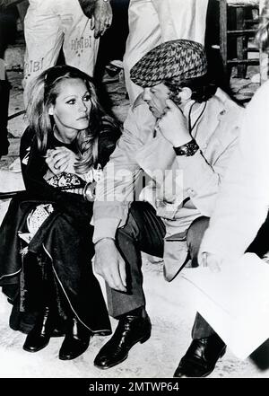 Ursula Andress e Jean-Paul Belmondo a Londra. Foto Stock