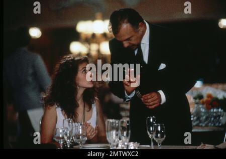 Pretty Woman Year : 1990 USA Director : Garry Marshall Julia Roberts, Hector Elizondo Foto Stock