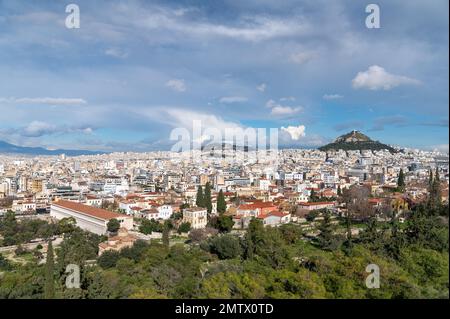 Panoramica della città vecchia e dell'architettura moderna di Atene, Grecia. La collina che si erge è Lycabettus. Foto Stock