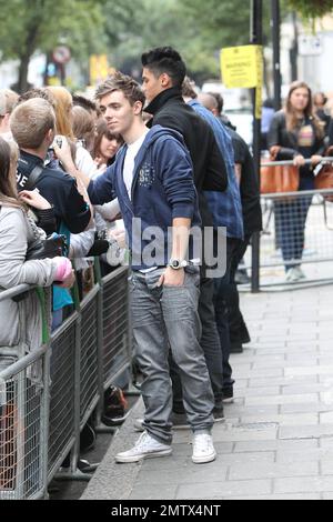 UK boy band il Wanted segno autografi e posa per le foto alla BBC radio 1, dove hanno fatto un'apparizione sul Breakfast Show. Secondo quanto riferito, la band ha fatto un'impronta all'ex X-Factor runner-sup in una direzione, il che implica che i rivali della band boy non si muovono dal loro suono caratteristico. Secondo i rapporti, l'ospite Chris Moyles scherzò con la band, dicendo che una direzione è la più conosciuta dei due. Tom Parker del Wanted ha detto "il nostro nuovo singolo "i found you" è un po' diverso. Ci piace confonderlo. Cerchiamo di non essere stereotipati”. Harry Styles di una direzione ha risposto scherzosamente, dicendo: 'CH Foto Stock