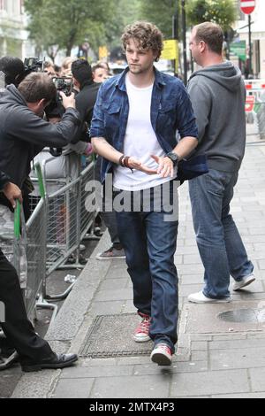 UK boy band il Wanted segno autografi e posa per le foto alla BBC radio 1, dove hanno fatto un'apparizione sul Breakfast Show. Secondo quanto riferito, la band ha fatto un'impronta all'ex X-Factor runner-sup in una direzione, il che implica che i rivali della band boy non si muovono dal loro suono caratteristico. Secondo i rapporti, l'ospite Chris Moyles scherzò con la band, dicendo che una direzione è la più conosciuta dei due. Tom Parker del Wanted ha detto "il nostro nuovo singolo "i found you" è un po' diverso. Ci piace confonderlo. Cerchiamo di non essere stereotipati”. Harry Styles di una direzione ha risposto scherzosamente, dicendo: 'CH Foto Stock