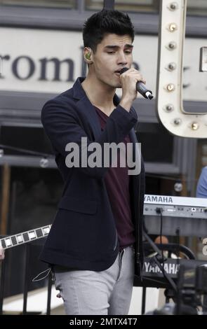 Siva Kaneswaran della band dei ragazzi 'The Wanted' si esibisce dal vivo presso il centro commerciale Grove. Los Angeles, California. 26th aprile 2012. Foto Stock