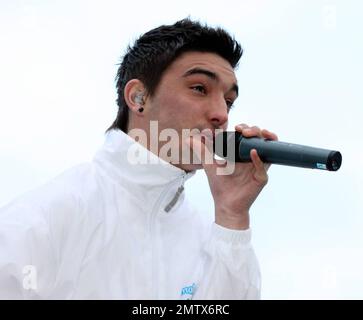 Tom Parker del gruppo pop The Wanted at Tower Bridge in Potters Field Park dove la band ha tenuto un concerto gratuito per una grande folla di fan. La band del ragazzo cantò per i loro fan dalla cima di un autobus intonacato con i loro volti di latte-mustached durante una celebrazione per lanciare la nuova campagna Make Mine Milk. I cantanti si posarono per i fotografi e durante la loro performance scoparono le pinte di latte mentre i loro fan, vestiti di mucca e con un poster, guardavano. Londra, Regno Unito. 01/16/11. Foto Stock