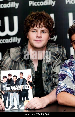Jay McGuiness of boy band The Wanted alla firma del gruppo del suo nuovo libro "The Wanted: Our Story, Our Way - 100% Official" al Waterstone's Piccadilly. Londra, Regno Unito. 11/5/10. Foto Stock