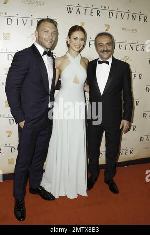 Russell Crowe, Olga Kurylenko e Jai Courtney alla prima mondiale di 'The Water Diviner' a Sydney, Australia. 2nd dicembre 2014. Foto Stock