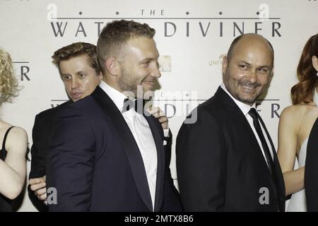 Russell Crowe, Olga Kurylenko e Jai Courtney alla prima mondiale di 'The Water Diviner' a Sydney, Australia. 2nd dicembre 2014. Foto Stock