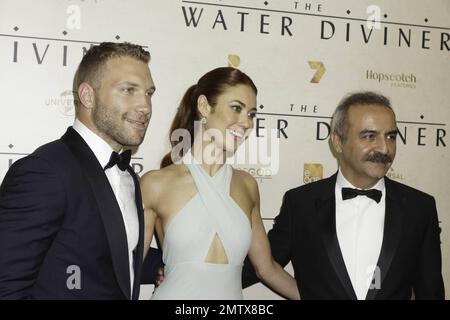 Russell Crowe, Olga Kurylenko e Jai Courtney alla prima mondiale di 'The Water Diviner' a Sydney, Australia. 2nd dicembre 2014. Foto Stock