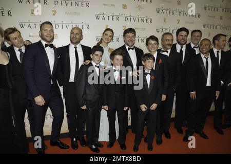 Russell Crowe, Olga Kurylenko e Jai Courtney alla prima mondiale di 'The Water Diviner' a Sydney, Australia. 2nd dicembre 2014. Foto Stock