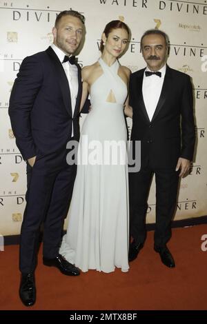 Russell Crowe, Olga Kurylenko e Jai Courtney alla prima mondiale di 'The Water Diviner' a Sydney, Australia. 2nd dicembre 2014. Foto Stock