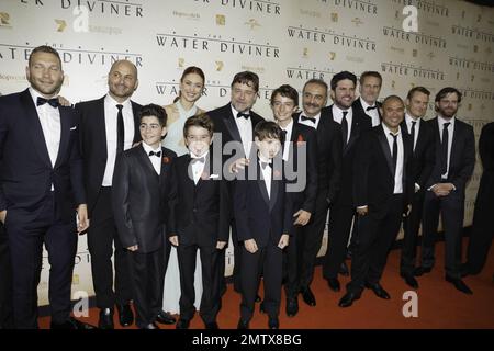 Russell Crowe, Olga Kurylenko e Jai Courtney alla prima mondiale di 'The Water Diviner' a Sydney, Australia. 2nd dicembre 2014. Foto Stock