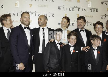 Russell Crowe, Olga Kurylenko e Jai Courtney alla prima mondiale di 'The Water Diviner' a Sydney, Australia. 2nd dicembre 2014. Foto Stock