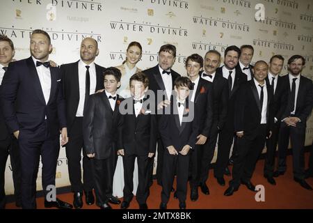 Russell Crowe, Olga Kurylenko e Jai Courtney alla prima mondiale di 'The Water Diviner' a Sydney, Australia. 2nd dicembre 2014. Foto Stock