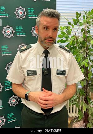 L'assistente capo Constable Bobby Singleton parla ai media della sede centrale del PSNI a Belfast dopo che un uomo è stato arrestato per il tentativo di assassinio di due poliziotti a Belfast. La polizia ha accusato i 22 anni di attaccare gli ufficiali con un coltello in un indirizzo nel sud della città nelle prime ore di mercoledì. Data immagine: Mercoledì 1 febbraio 2023. Foto Stock