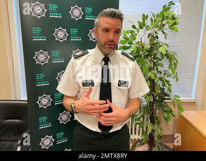 L'assistente capo Constable Bobby Singleton parla ai media della sede centrale del PSNI a Belfast dopo che un uomo è stato arrestato per il tentativo di assassinio di due poliziotti a Belfast. La polizia ha accusato i 22 anni di attaccare gli ufficiali con un coltello in un indirizzo nel sud della città nelle prime ore di mercoledì. Data immagine: Mercoledì 1 febbraio 2023. Foto Stock