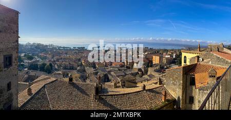 Vista panoramica sul lago di Bolsena dalla cima del centro storico di Bolesna. Viterbo, Lazio, Italia, Europa. Foto Stock